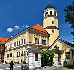 Severní křídlo zámku s věží