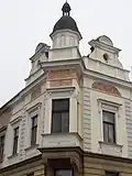 Detail arkýře s lucernou a malovanou výzdobou
