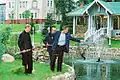 Vladimír Putin „rybaří“ v zámeckém bazénku s americkým prezidentem G. W. Bushem (2002)