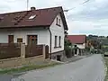 Domy v dlážděné ulici