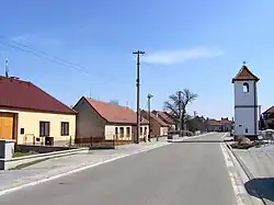Náves se zvonicí