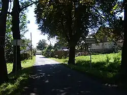 Příjezdová cesta od Mariánských Lázní je lemovaná kaštanovou alejí