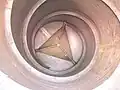 Vnitřek popelářského vozu v Praze. Spirála v otáčející se stěně zajišťuje posun materiálu k čelu vozu.
