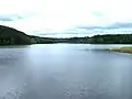 Vodní nádrž v Římově, v pozadí město Velešín