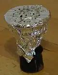 korunka vodní dýmky naplněná tabákem a připravená k zapálení.