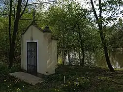 Vojkov, výklenková kaplička svatého Jana Nepomuckého.jpg