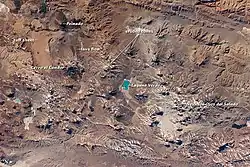 Sopečná krajina v centrálních Andách. Zobrazeny jsou sopky Nevado Ojos del Salado, Cerro El Cóndor a Peinado (nahoře vlevo) podél hranice mezi Argentinou a Chile. Fotografie z ISS (2010)