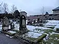 Historické náhrobky při hlavní hřbitovní cestě.