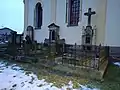 Historické náhrobky při zdi hřbitovního kostela sv. Josefa.