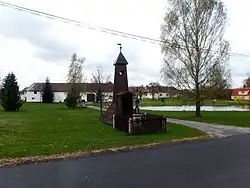 Náves s rybníkem a zvonicí