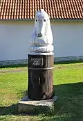 Jedna z šachových skulptur ve vsi
