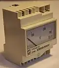 Analogový voltmetr určený k montáži na nosnou lištu DIN