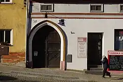 Volyně - portál a domovní znamení domu na náměstí Svobody čp. 143.jpg