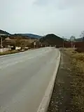 Nezpevněná krajnice na silnici II/605 ve Vráži u Berouna
