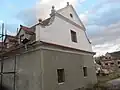 Barokní štít jedné z hospodářských budov
