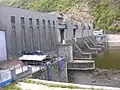 Detail elektrárny a jezových pilířů