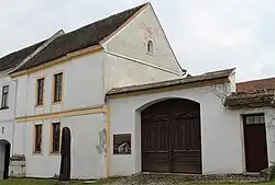 Částečně zachované průčelí kostel svatého Mikuláše Tolentinského ve Vratěníně