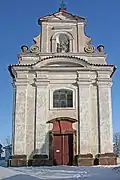 Průčelí barokního kostela Svatého Václava ve Vrbčanech