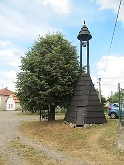 Památkově chráněná zvonice.