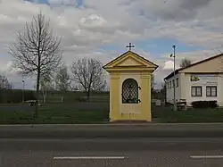 Vrbičany, kaplička při hlavní silnice na severním okraji obce.jpg