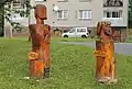 Dřevěné skulptury s rozcestníky na návsi