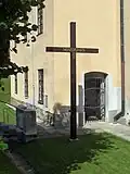 Kříž u jižní zdi kostela