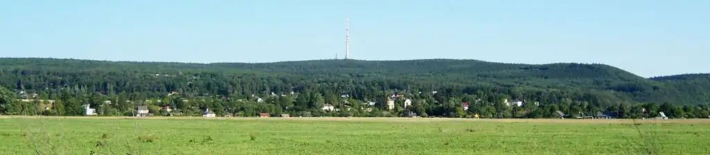 Panoramatický pohled na Kopaninu, uprostřed vysílač Cukrák.