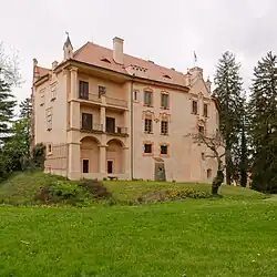 pohled z parku na zámek