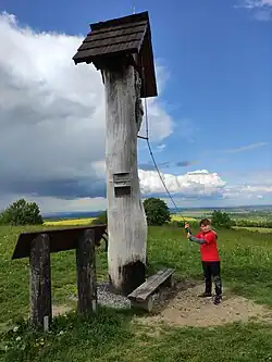 vrchol se zvonicí