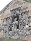 Plastika sv. Jakuba na východním štítu kostela