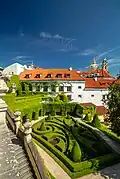 Vrtbovská zahrada s výhledem na Pražský hrad a kostel sv. Mikuláše