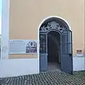 Vstup k fresce Posledního soudu u fary na Kostelním náměstí