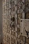 Detail bočních, pravděpodobně středověkých vstupních dveří