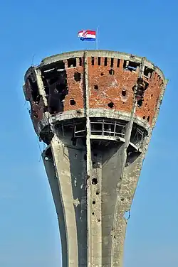Vukovarská vodárenská věž byla v boji těžce poškozena.