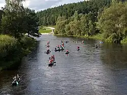 Vodáci proplouvající Vyšším Brodem