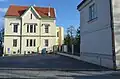 Průčelí západního křídla, před ním je plocha s namalovaným bludištěm