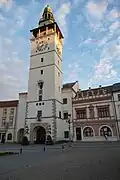 Moravská vlajka vyvěšená na radniční věži ve Vyškově 5. července 2022