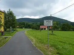 Vyšní Lhoty s Malou Prašivou v pozadí