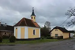 Pohled na část vesnice s kaplí