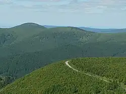 Pohled na Výrovku z Mravenečníku, vzadu vlevo vrchol Velkého Klínu
