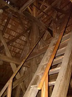Detail schodiště zvonice ve Vyskeři