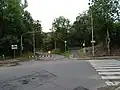 Křižovatka ulic Vysočanská (vlevo, dočasně s uzavírkou), Jandova (chodník rovně), Ke Klíčovu (vpravo) a U vinných sklepů (zcela vlevo).