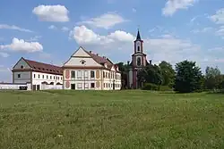 Kostel svatého Václava a bývalá fara