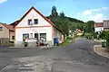 Silnice k vesnici Pyšná