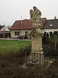 Vysoké Veselí, sloup se sochou Piety.jpg
