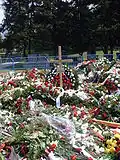 Hrob Władysława Stasiaka s květinami na Powązkach