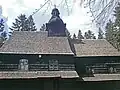 Pohled na jihovýchodní stranu kostela s okny