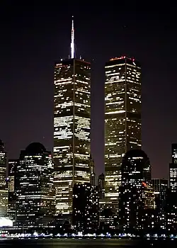 WTC 1 (vlevo) v červenci 2001