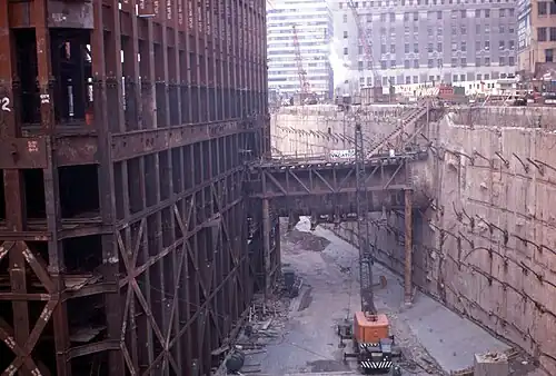 Jižní věž a „vana“ při výstavbě v roce 1969