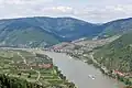 Pohled na údolí Dunaje k západu, v levé části obrázku Rossatz-Arnsdorf